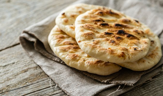 Pita chleby můžete plnit téměř čímkoli. Hodit se bude zelenina i trhané maso.