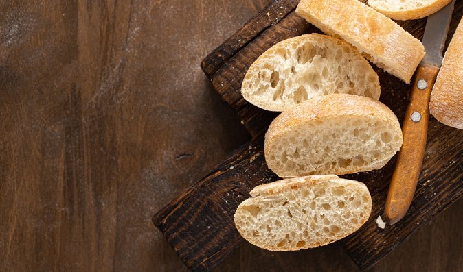 Tento chléb známe většinou v podobě křupavé francouzské bagety.