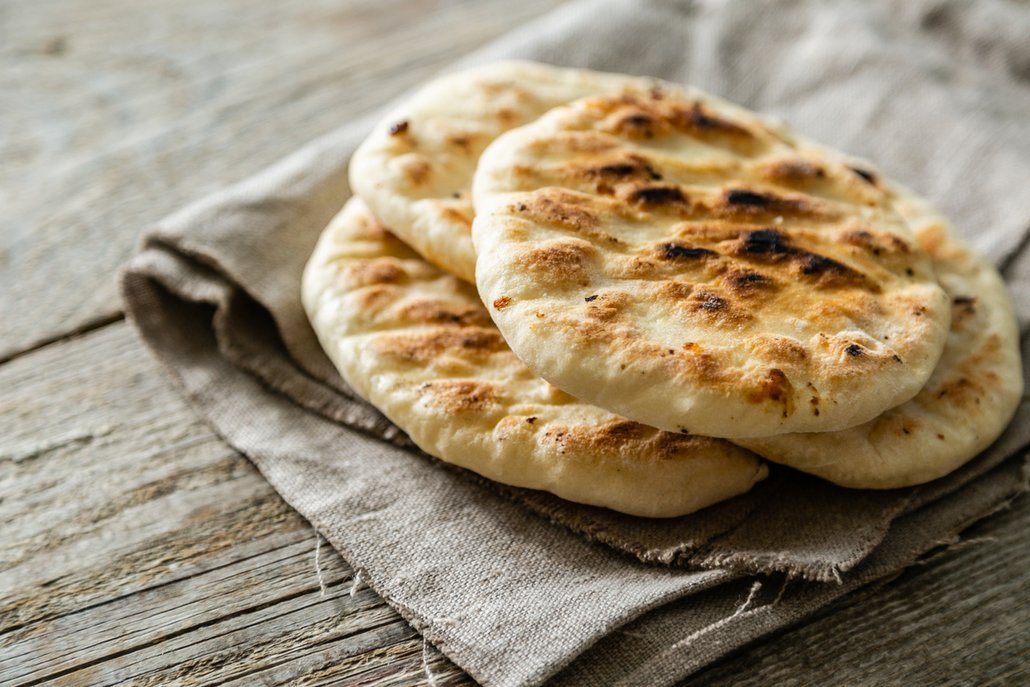 Pita chleby můžete plnit téměř čímkoli. Hodit se bude zelenina i trhané maso.