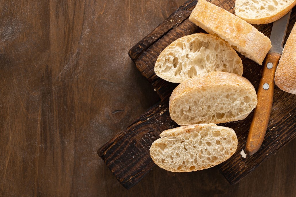 Tento chléb známe většinou v podobě křupavé francouzské bagety.