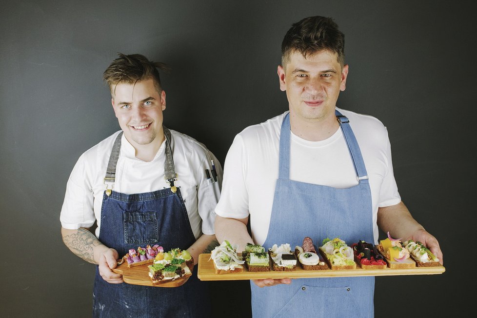 Vladimír Čech (vpravo) se v gastronomii pohybuje od svých učňovských let. Léta praxe zužitkoval ve vytvoření neortodoxních chlebíčků, které zaujmou svou podobou, chutí i použitými surovinami.