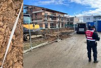 Puma v Chlebičově! Evakuovali 37 lidí a odpálili ji na poli