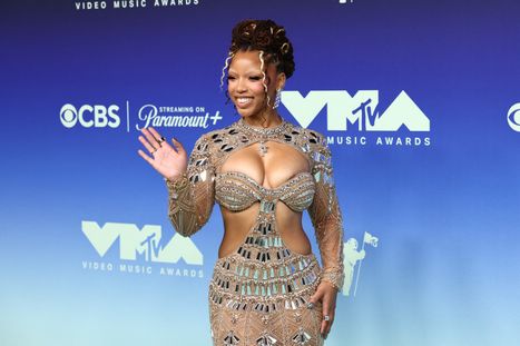 Obrázek: Odvážné modely na cenách MTV: Sexy šaty, mycí houba i bradavky v akci