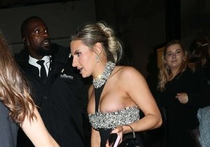 Chloe Burrows v podnapilém stavu neuhlídala dekolt.