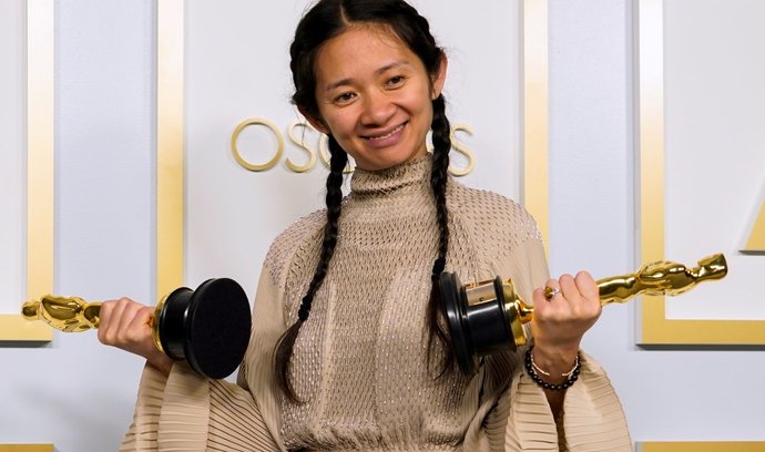 Režisérka Chloé Zhao s Oscary za nejlepší film Země nomádů a za nejlepší režii