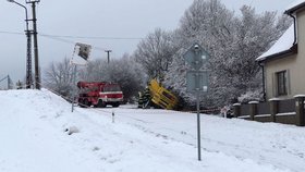 Na Příbramsku havaroval nákladní vůz převážející chemikálie.