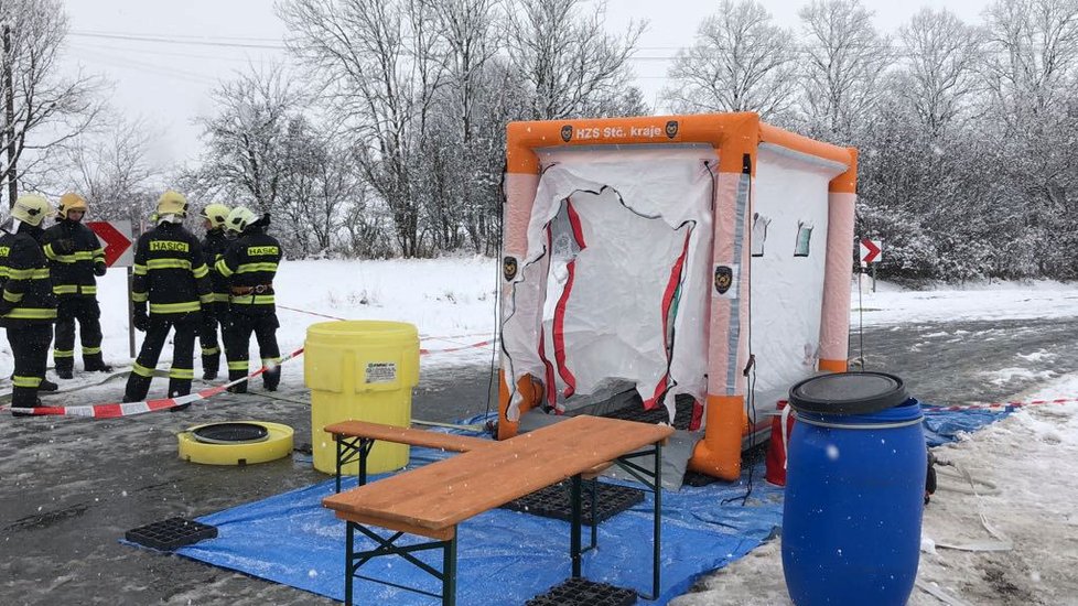 Na Příbramsku havaroval nákladní vůz převážející chemikálie.