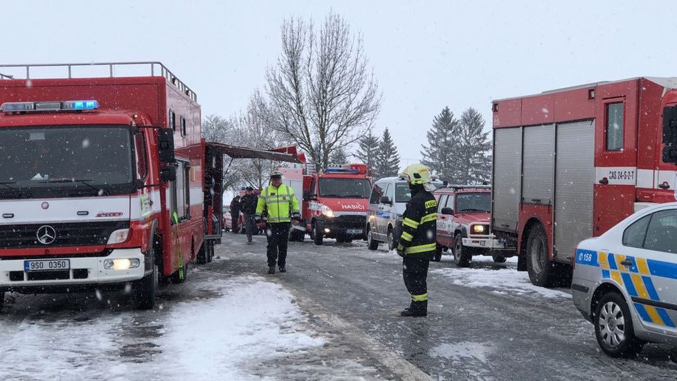 Na Příbramsku havaroval nákladní vůz převážející chemikálie.