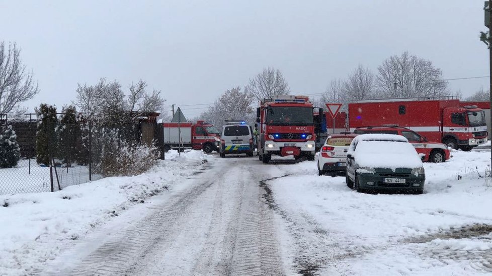 Na Příbramsku havaroval nákladní vůz převážející chemikálie.