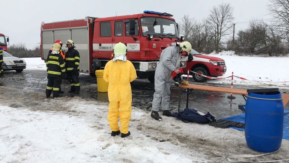 Na Příbramsku havaroval nákladní vůz převážející chemikálie.