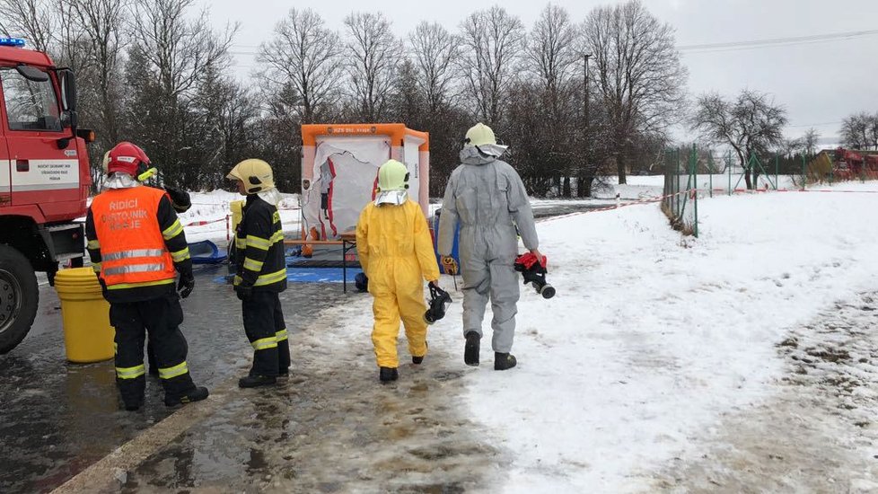 Na Příbramsku havaroval nákladní vůz převážející chemikálie.