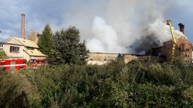 V Chlumci hořelo na ploše 1 000 m čtverečních. Na místo vyjelo 12 hasičských jednotek.