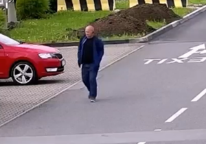 Pražští policisté pátrají po podezřelém muži, který patrně vyloupil jedno z vozidel v Chlumecké ulici. Ukradl půl milionu korun.