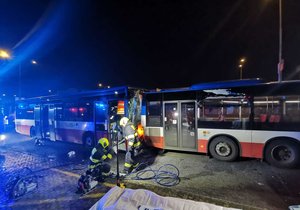 V Horních Počernicích došlo k dopravní nehodě dvou autobusů. (9. listopad 2021)