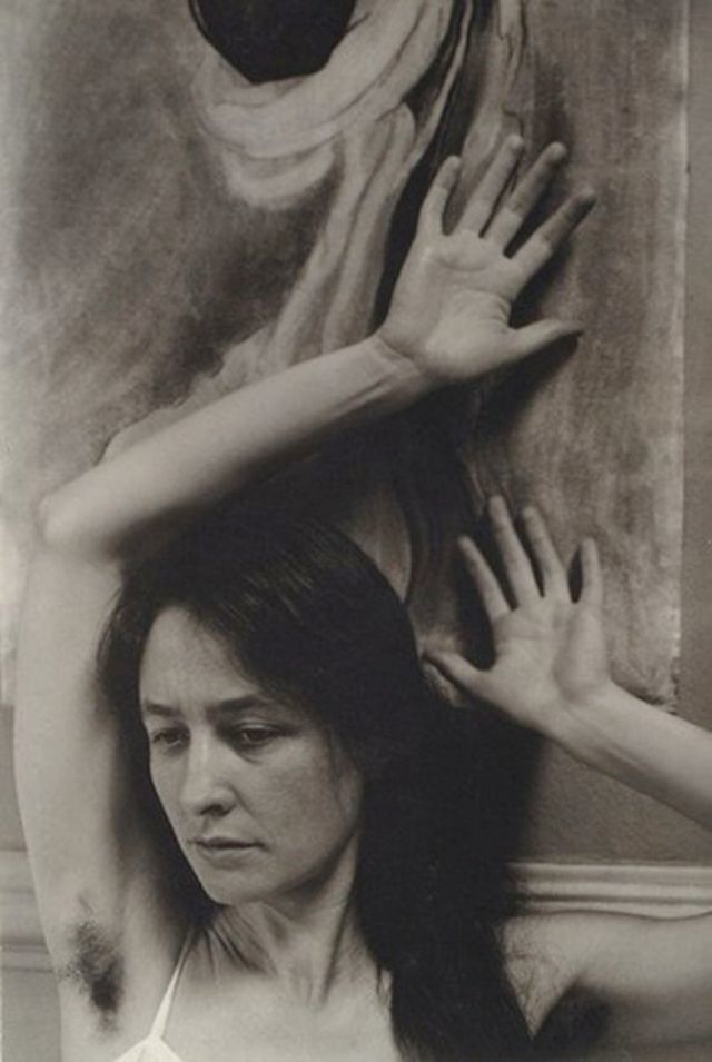 Jedna z největších amerických malířek Georgia O’Keeffe fotografována Alfredem Stieglitzem, 1918.