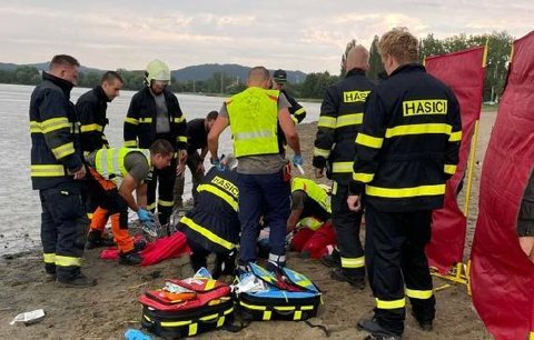 Malá holčička utonula v jezeře Chmelař: Maminka se zhroutila! Tragédie, smutní svědci