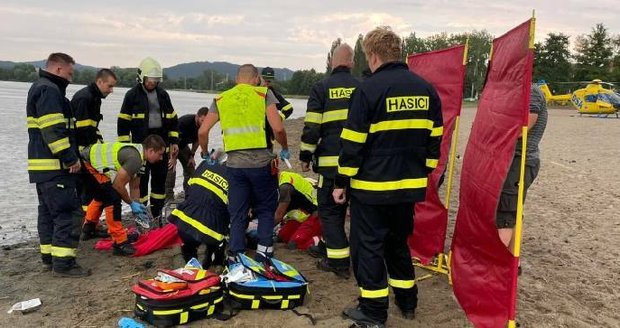 Malá holčička utonula v jezeře Chmelař: Maminka se zhroutila! Tragédie, smutní svědci