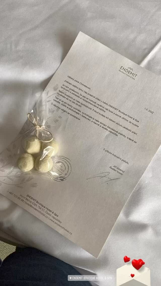 Hotel si pro své »mistrovské hosty« připravil uvítací list