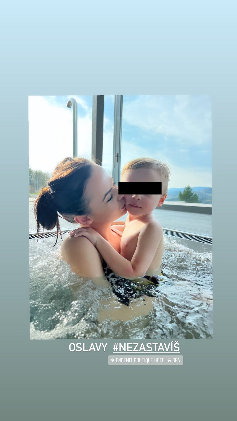 Paulina Chmielewská se synem řádila v bazénu