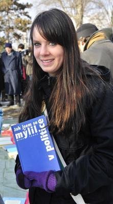 Pavla Kurfiřtová (17), studentka: &#34;Přišla jsem akci podpořit s knížkou od Miloše Zemana »Jak jsem se mýlil v politice«. Měli jsme ji totiž doma dvakrát. Knihovnu tady chci, moc se mi ten návrh líbí.&#34;