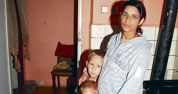 Irena Korová řešila svoji zoufalou situaci s bydlením tak, že vyrazila dveře do prázdného bytu města Choceň a bez povolení se do něj s dětmi a druhem nastěhovala. Radnice jí nařídila, aby se vystěhovala, což ale ona odmítá