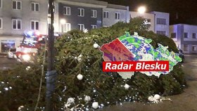 Kvůli silnému větru se zřítil v Chocni vánoční strom (21.12.2023)