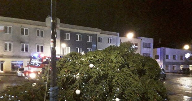 Kvůli silnému větru se zřítil v Chocni vánoční strom (21.12.2023)
