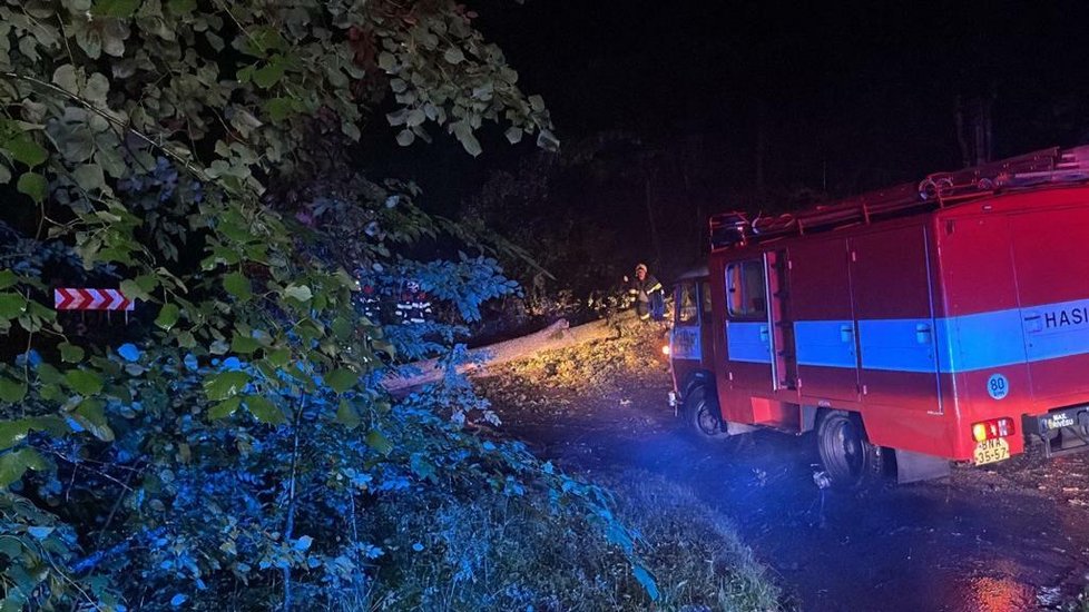 Dopravu v Choceradech na Benešovsku komplikují popadané stromy.