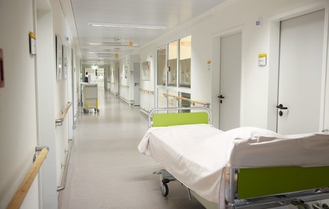 Vychytralý bezdomovec: Vyspal se v ordinaci lékaře, pak ale vypadl z okna