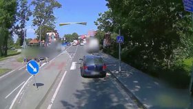 Šokující video od hasičů z Rožnova pod Radhoštěm ukazují, jak chodci zdržují houkající hasičskou cisternu.