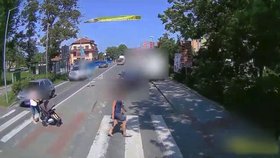 Šokující video od hasičů z Rožnova pod Radhoštěm ukazují, jak chodci zdržují houkající hasičskou cisternu.