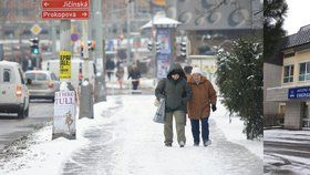 Ledovka v Praze potrápila chodce: Přes dvacet lidí se zranilo