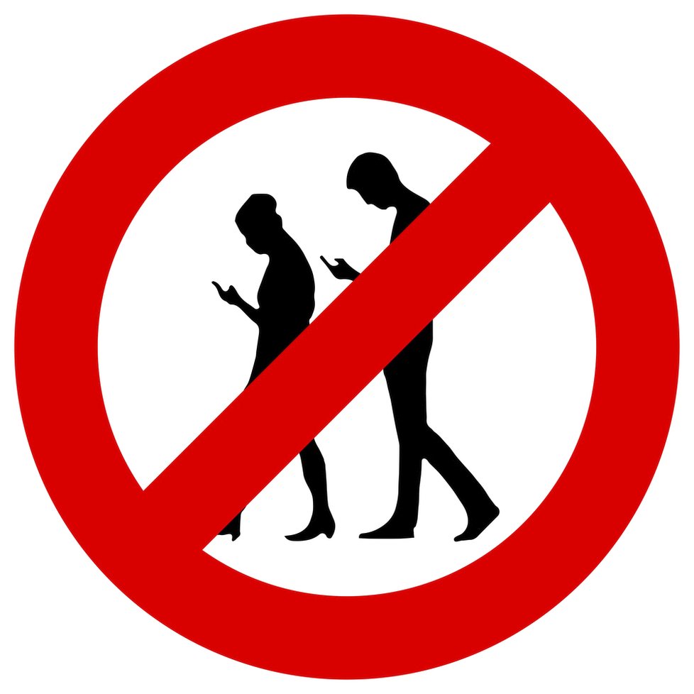 Chodci s mobilem (ilustrační foto)