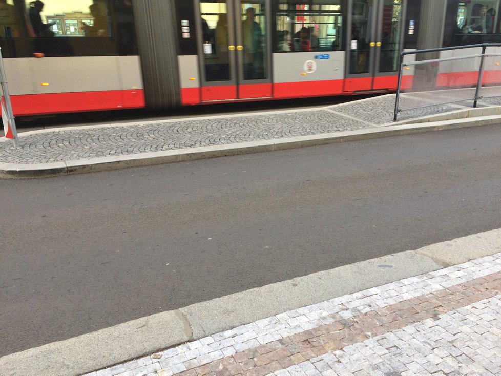 Chodci v Libni u tramvajové zastávky v Zenklově ulici riskují, z ostrůvku na chodník přecházejí na místě, kde chybí přechod.