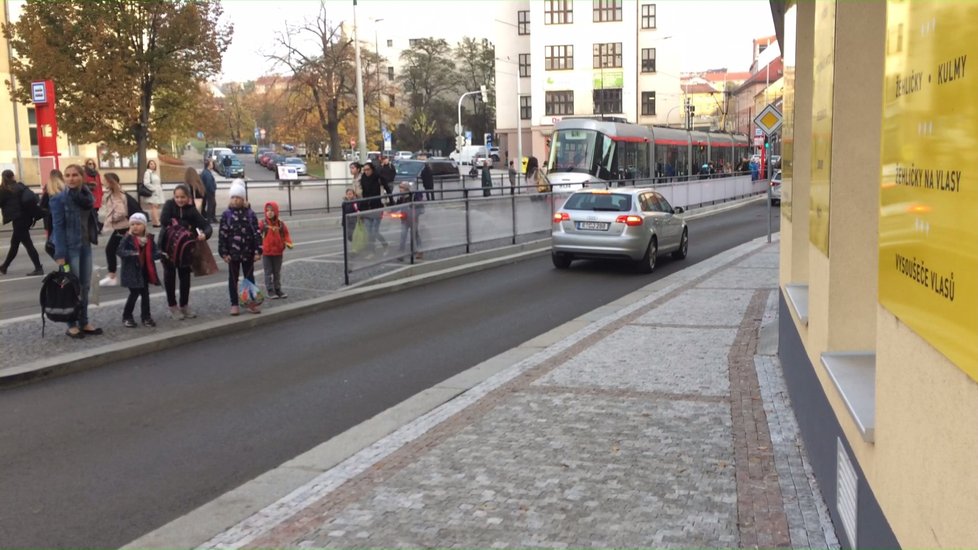 Chodci v Libni u tramvajové zastávky v Zenklově ulici riskují, z ostrůvku na chodník přecházejí na místě, kde chybí přechod.