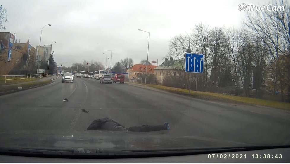 Řidič v České Lípě srazil chodce na přechodu.