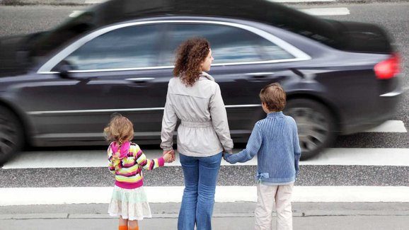 Řidiči v dražších autech dávají méně přednost chodcům, tvrdí studie