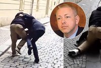 Policista v civilu praštil o zem s mužem, který přešel na červenou: Byl zákrok přiměřený?