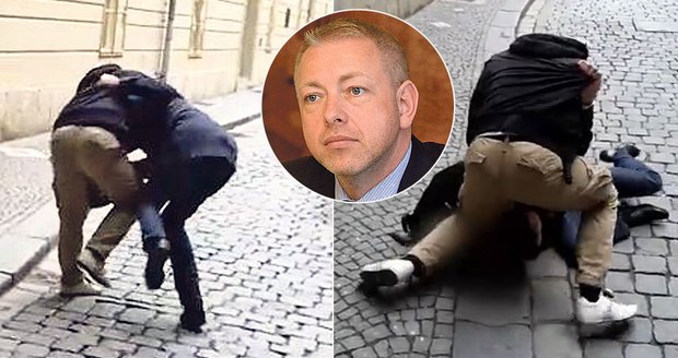 Policista v civilu praštil o zem s mužem, který přešel na červenou: Byl zákrok přiměřený?