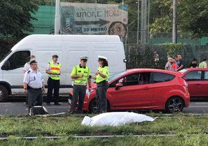 Auto ve Vršovicích srazilo chodce, ten na místě zemřel.