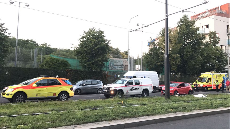 Auto ve Vršovicích srazilo chodce, ten na místě zemřel.