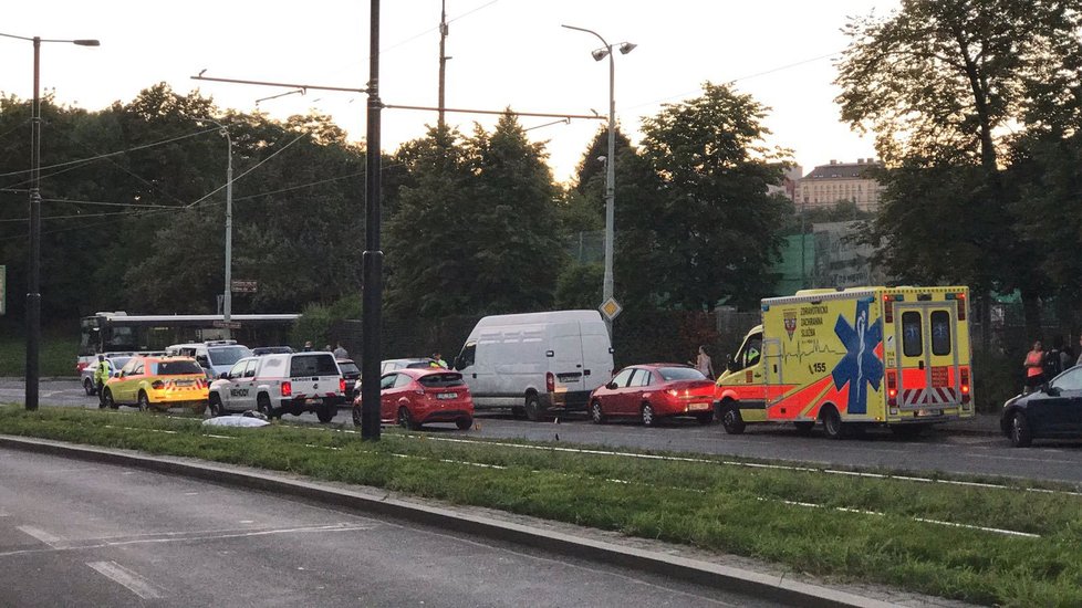 Auto ve Vršovicích srazilo chodce, ten na místě zemřel.