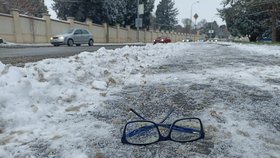 Brňanka (64) si rozbila silné brýle, přesto se vydala do města. Ze silnice ji odvedl jeden z řidičů. Ilustrační foto.
