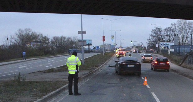 Žena (56) přecházející silnici v Černovické ulici zemřela v úterý ráno po srážce s fordem.