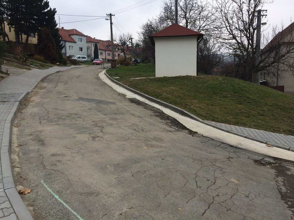 Nový chodník připomíná vlnolam se sklonem k silnici, starosta proto slibuje, že vznikne chodník na druhé straně.