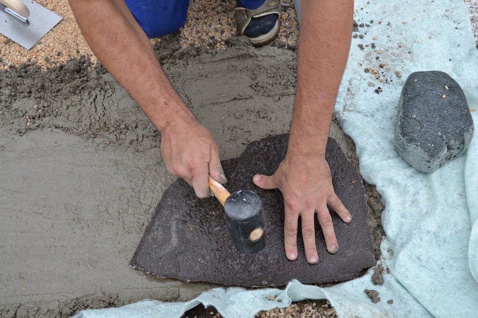 6) Kameny zasazujte do betonu do hloubky cca 3 cm. Poklepáváním gumovou palicí je srovnejte s ostatními kameny