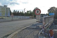 Opravovaný most v Rokycanech: Chodci nesmějí na chodník, zakazuje jim to nesmyslně umístěná značka