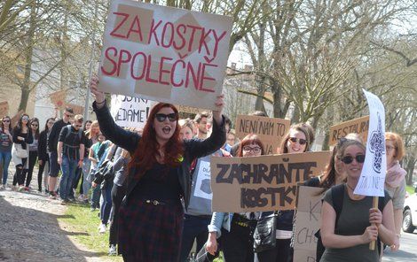 Demonstranti prošli po zničeném historicky cenném chodníku a vydali se k hradeckému magistrátu.