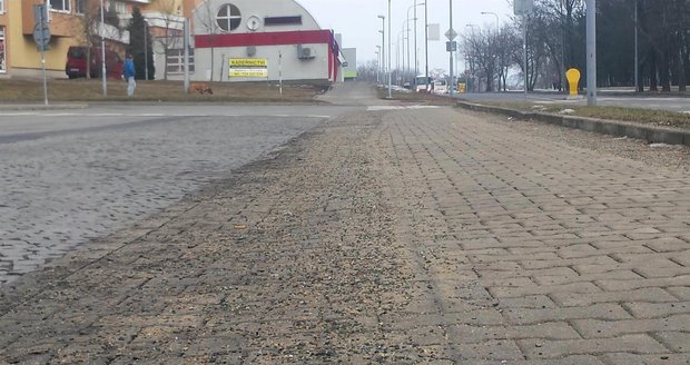 Na silnicích a chodnících Brna leží tuny neuklizeného posypového štěrku, zbytků soli a prachu, město to zatím uklízet nehodlá.