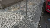 Pohodlnější cesta pro pěší v Praze 2: Radnice opraví chodníky ve špatném stavu, zaplatí 20 milionů